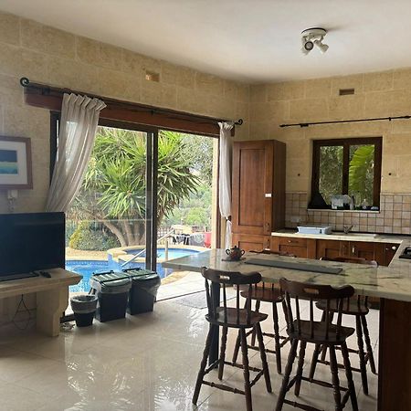Sunny Gozo Getaway Pool & Easy Check-In Bed & Breakfast Ghajn il-Kbira  Exterior photo